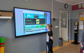 Powiększ obraz: uczeń korzysta z tablicy interaktywnej na świetlicy szkolnej